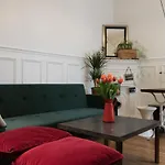 Superb Apartment Located In Batignolles
